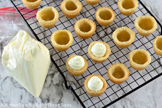 filling the cookie cups with the banana pastry cream