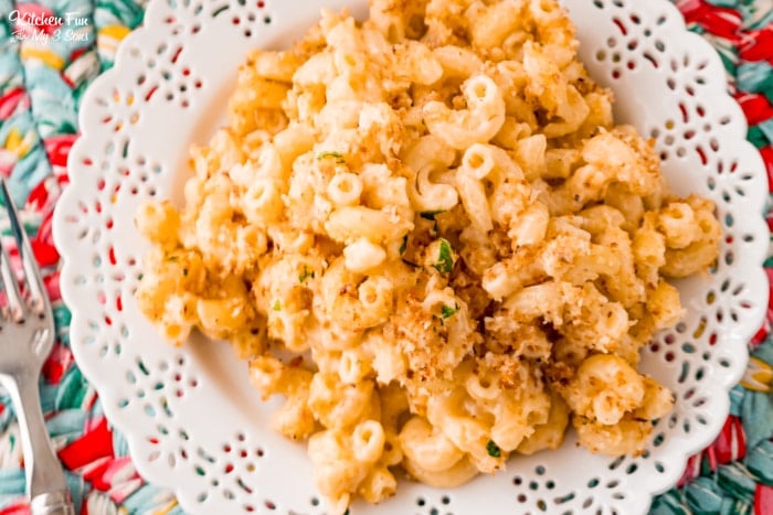 Baked Mac and Cheese is so good. With it's gooey cheese sauce and the crunch of the breadcrumb topping, it's a fan favorite. 