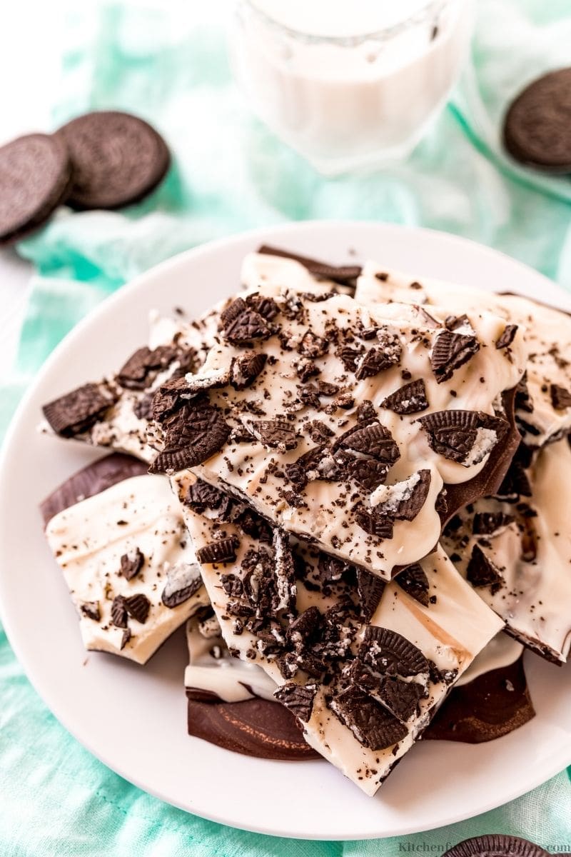 The Easy Oreo Bark on a serving plate.