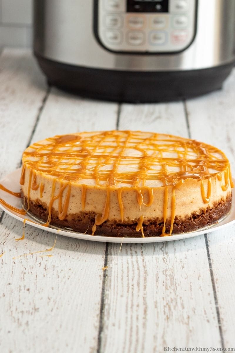 The caramel drizzled over top the finished cheesecake.