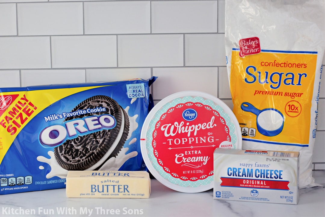 The ingredients for no-bake Oreo pie.