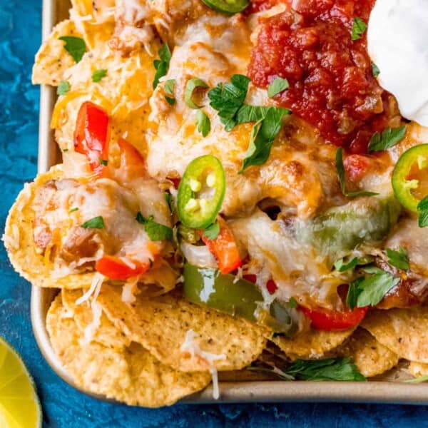 Sheet Pan Chicken Fajita Nachos feature