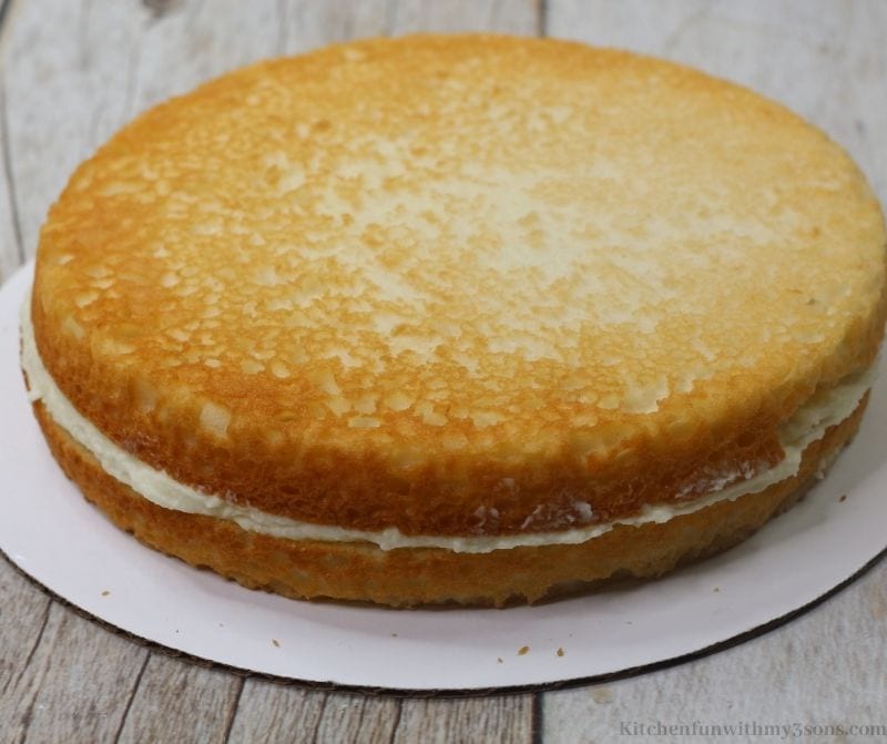 The crème filling sandwiched between two cake layers.