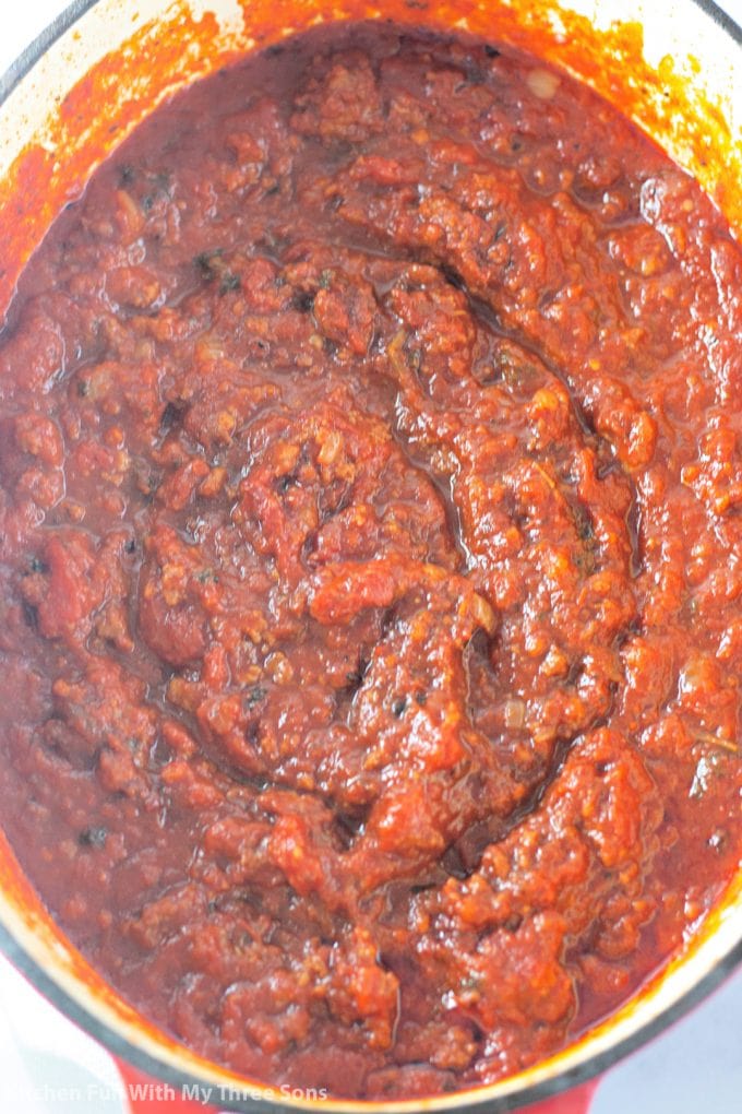 freshly made meat sauce for spaghetti.