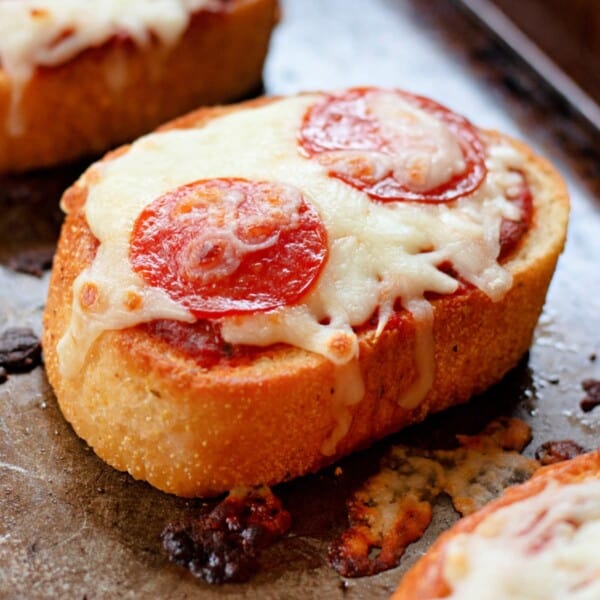 Texas Toast Garlic Bread Pizza feature
