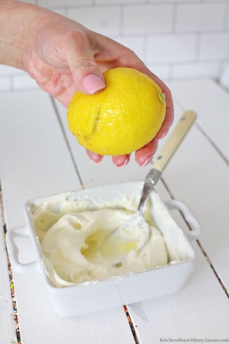 Adding the lemon juice into the mixture.