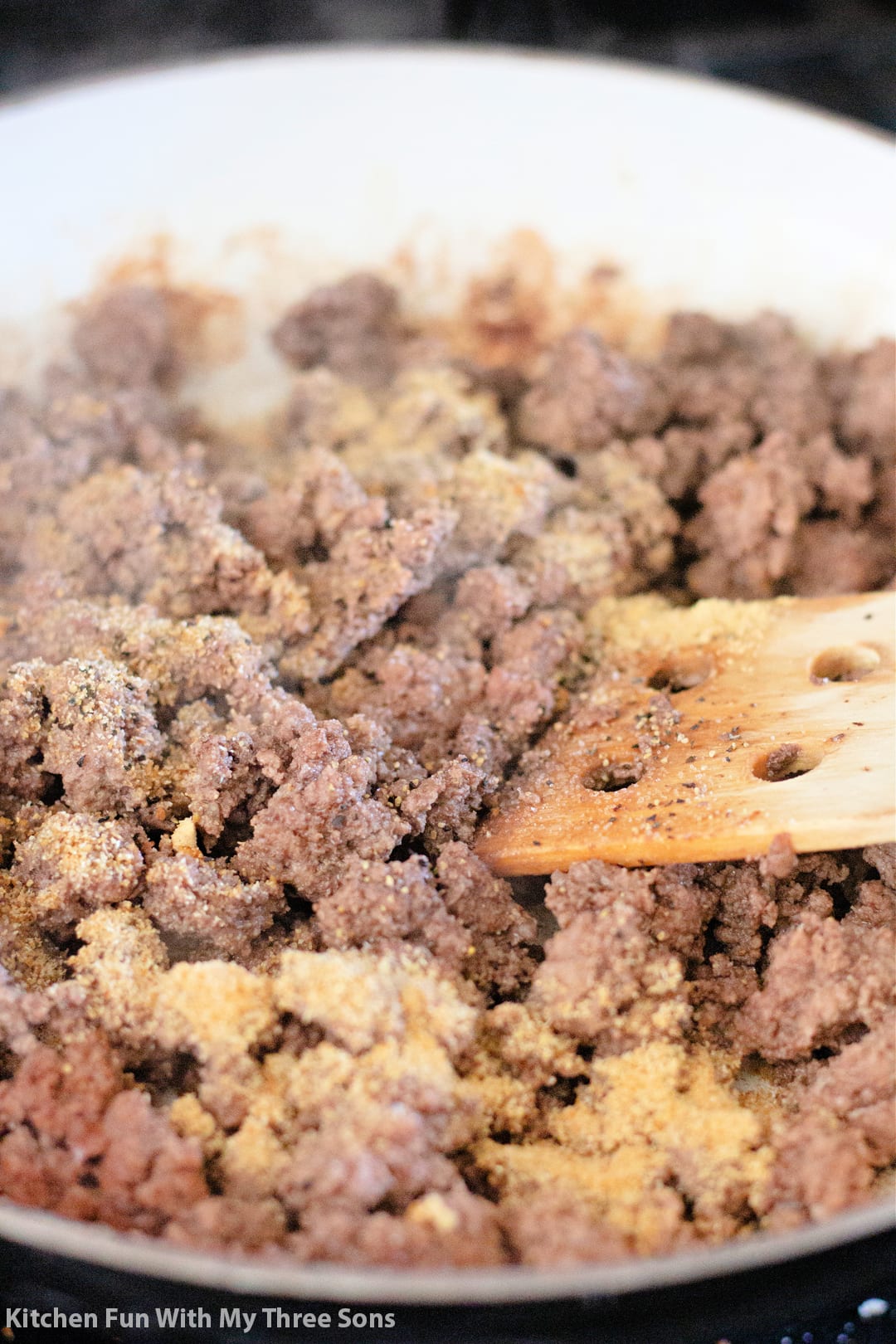 A pan of ground beef with garlic powder and ground ginger sprinkled over it