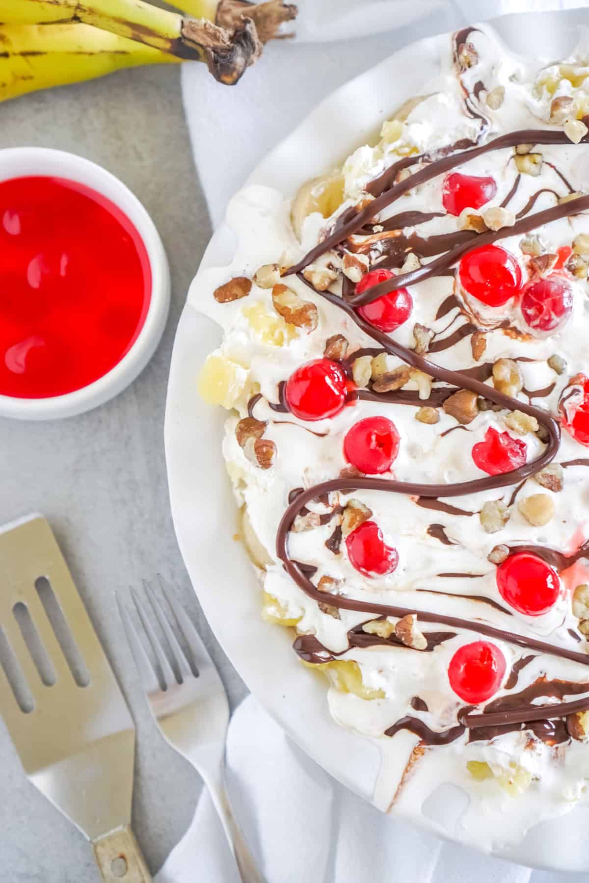 Top view of banana split pie