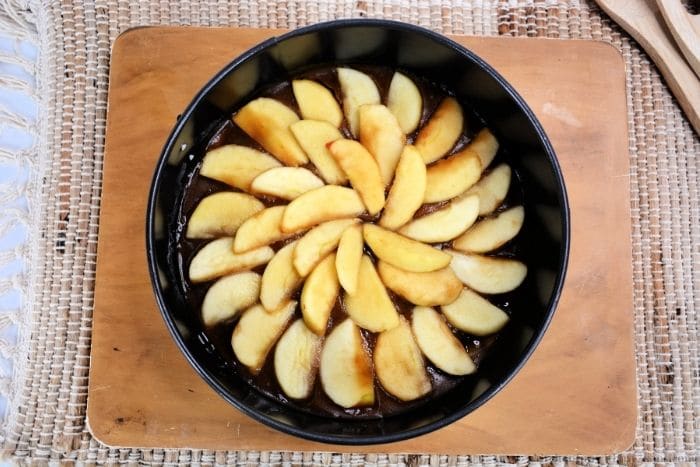 Arranging the apples in the pan.