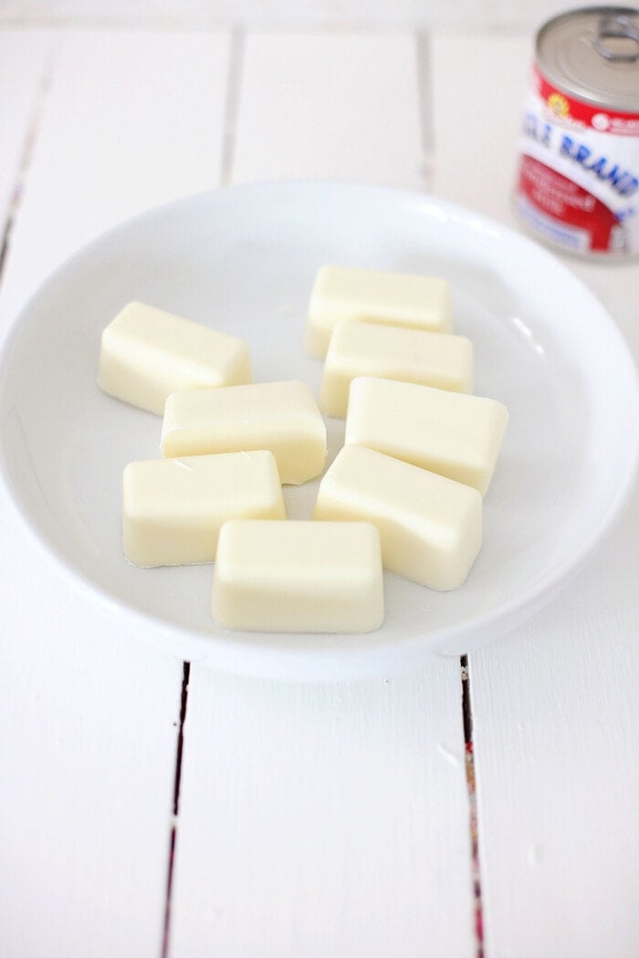 Chunks of white chocolate on a plate