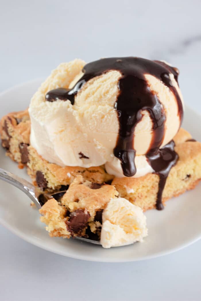 Chocolate Chip Cookie Bars with Ice Cream