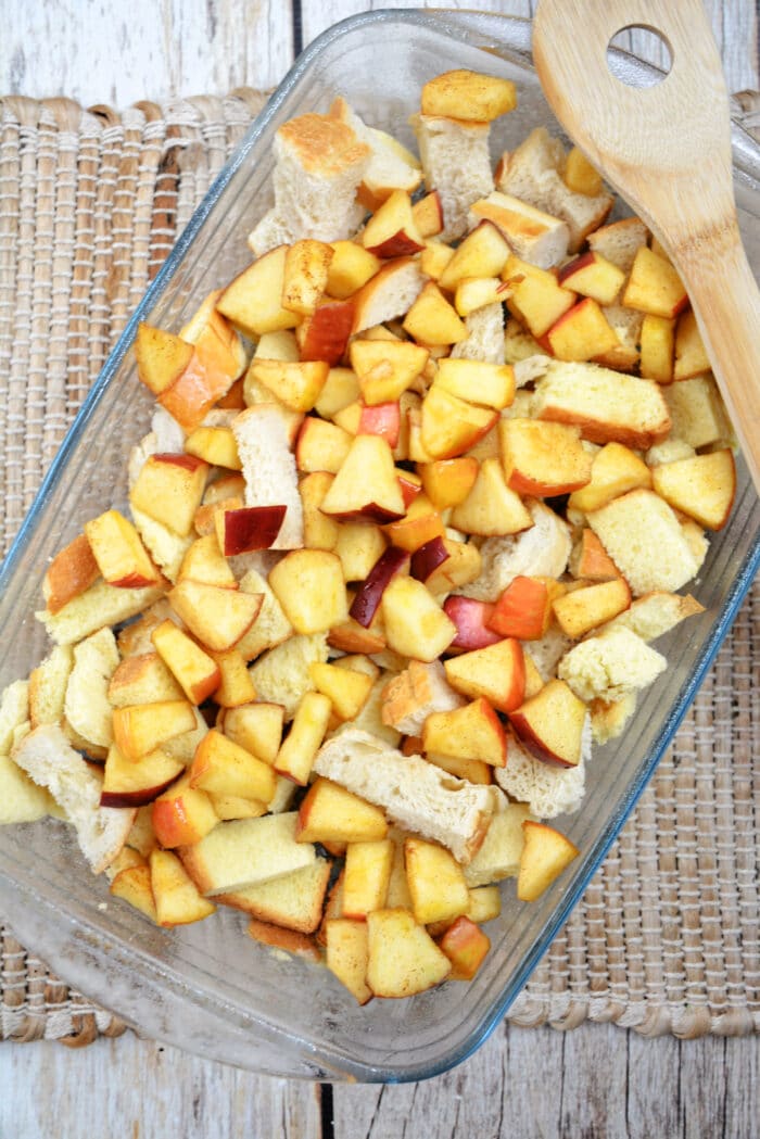 Adding the bread and apples to the pan.