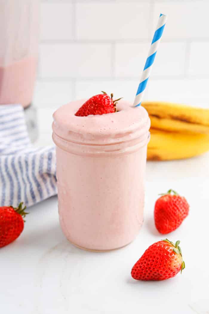 Strawberry Banana Smoothie with a straw.