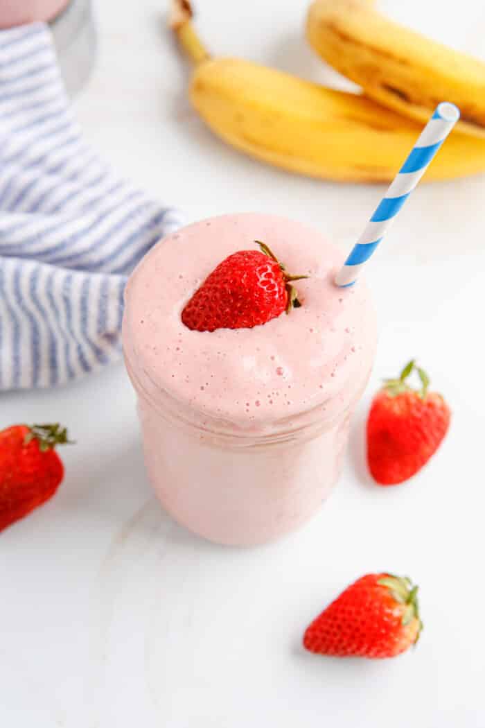 Strawberry Banana Smoothie in a glass jar.