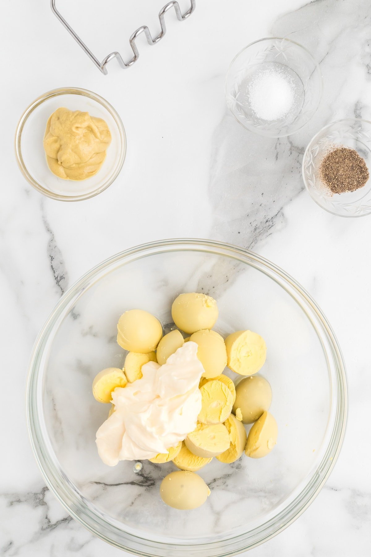 Eggsand mayonnaise in a bowl