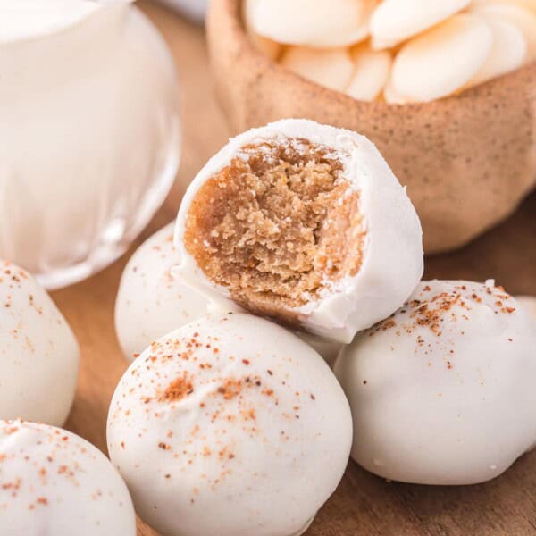 A pile of the Eggnog Cake Balls.