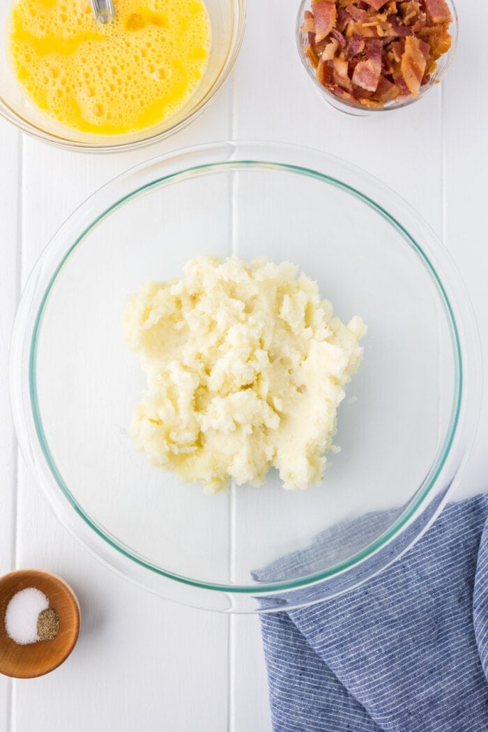 mashed potatoes in clear glass bowl