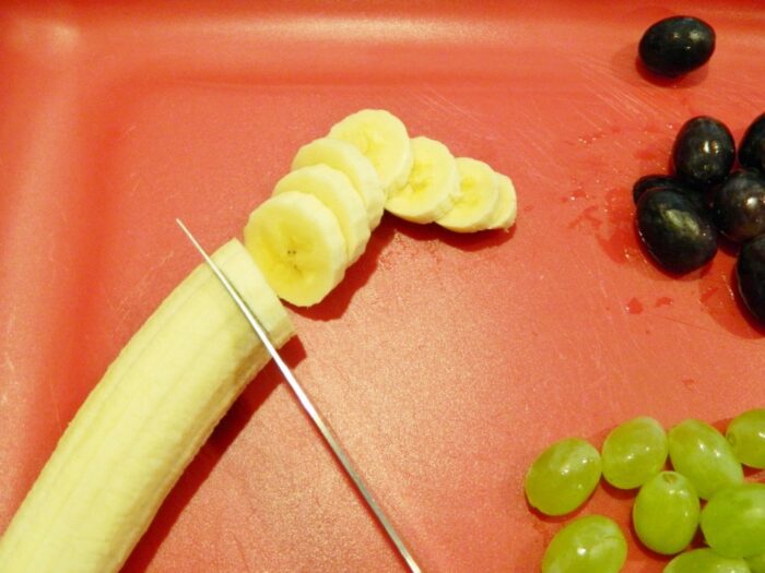 Cutting the banana 