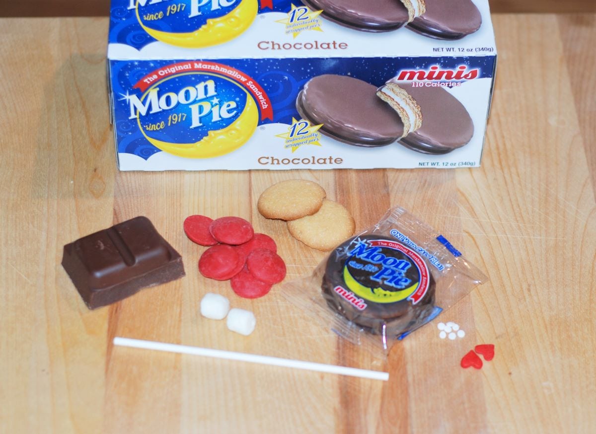 Easy Minnie and Mickey Mouse Treats made with Moon Pies