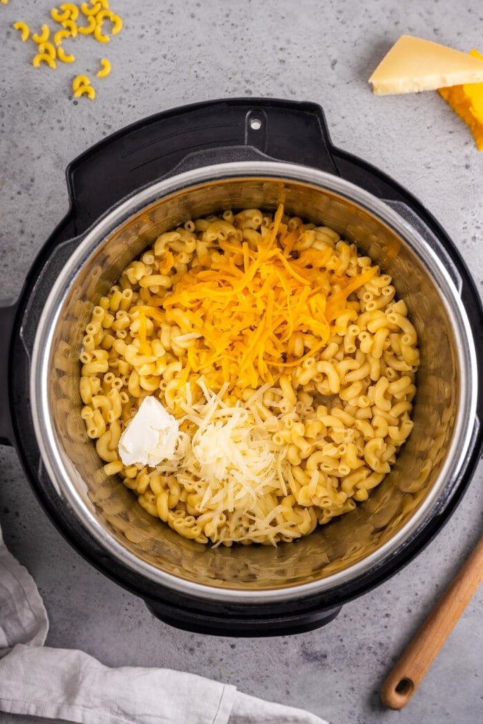 cheese and milk with cooked macaroni in instant pot