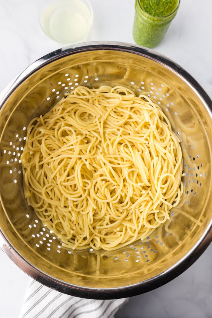 Spaghetti noodles in a metal colander