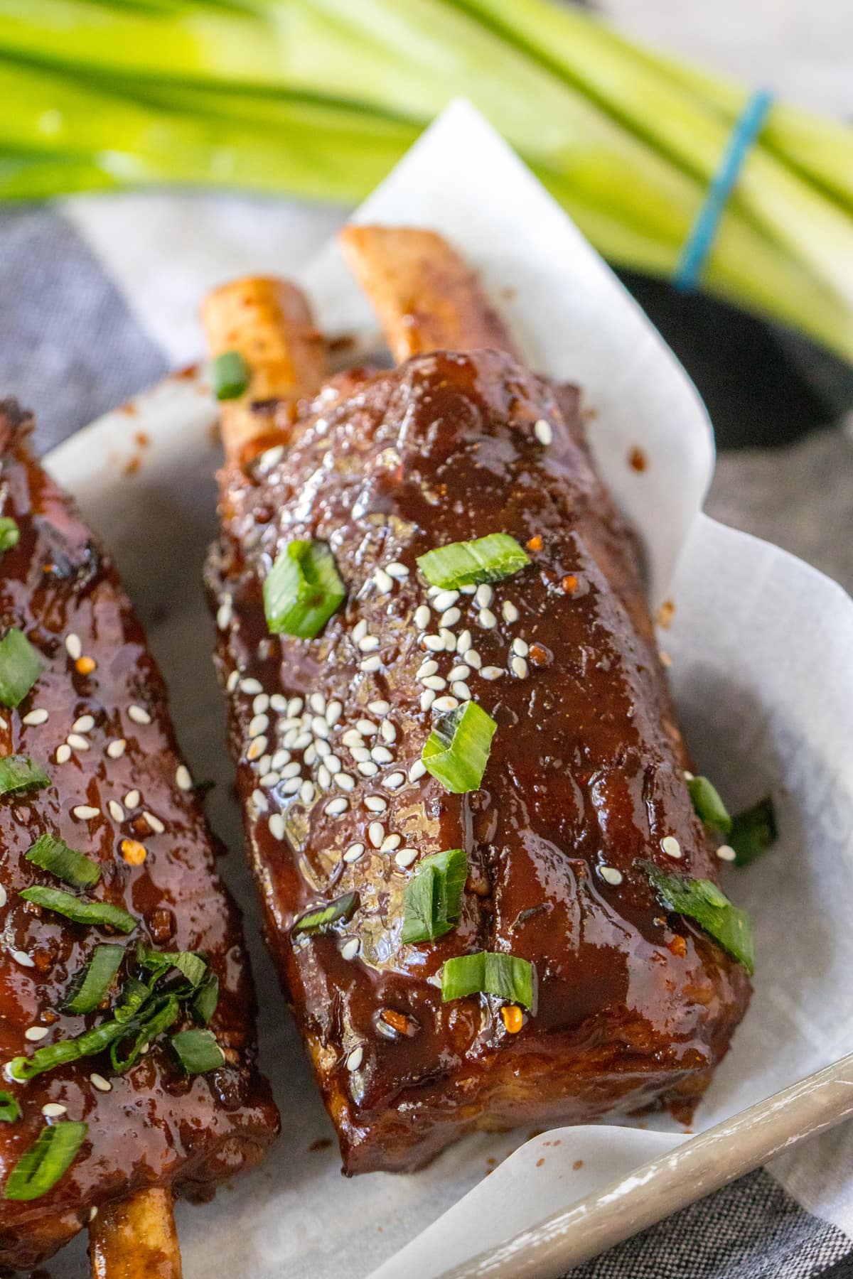 chinese spare ribs with sesame seeds and green onions