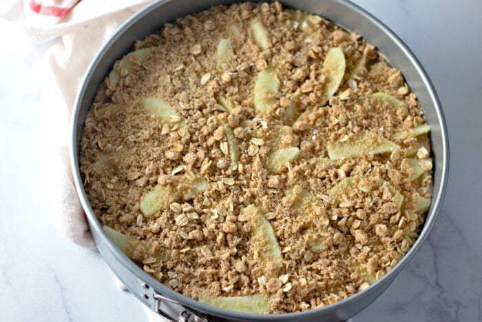 apple crips layer in cheesecake pan