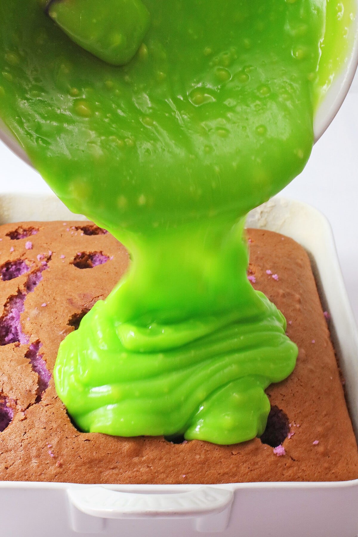 pour the green pudding on the cake