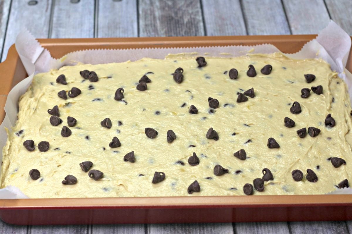 banana chocolate chip blondie batter in a pan