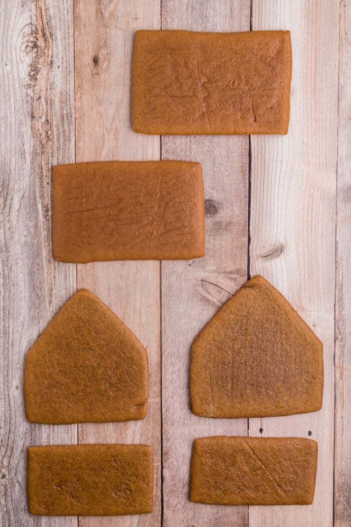 The pieces of baked gingerbread laid out on a wood background
