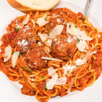 Homemade Spaghetti and Meatballs Recipe with a side of Italian bread.