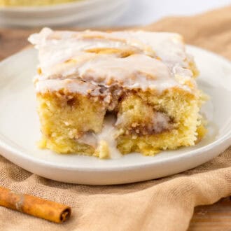 Cinnamon Roll Cake feature