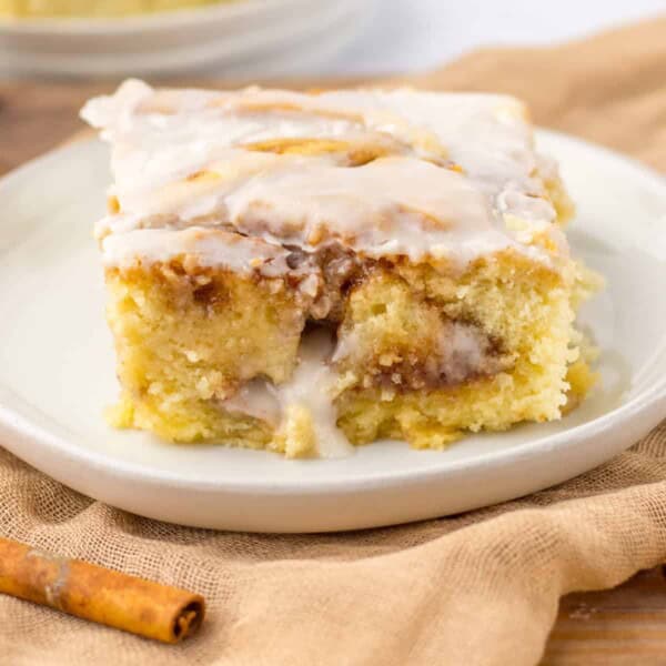 Cinnamon Roll Cake feature