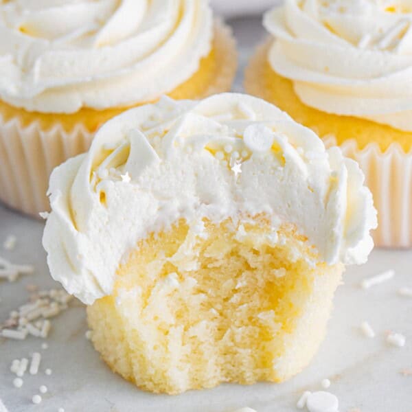 white wedding cupcakes feature
