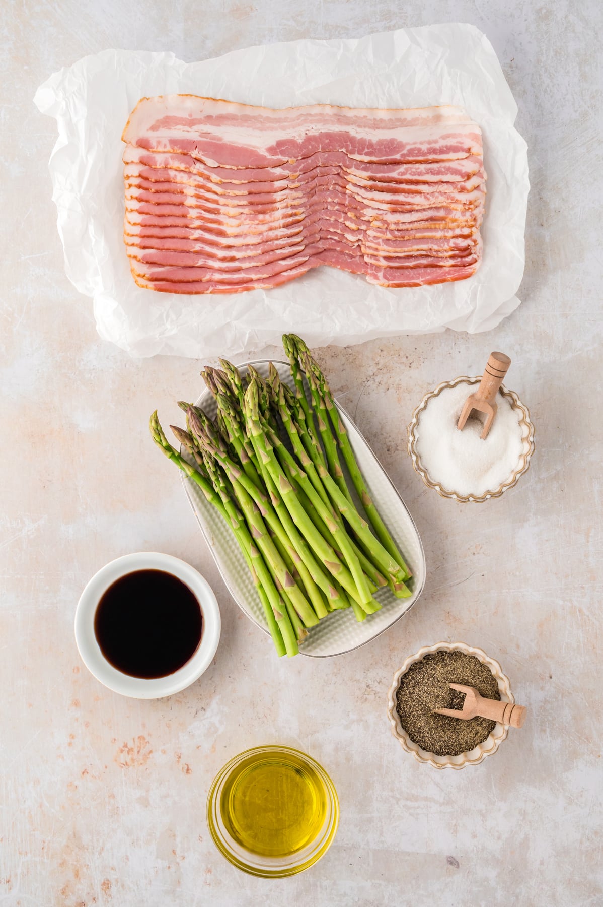 Ingredients needed to make asparagus wrapped in bacon