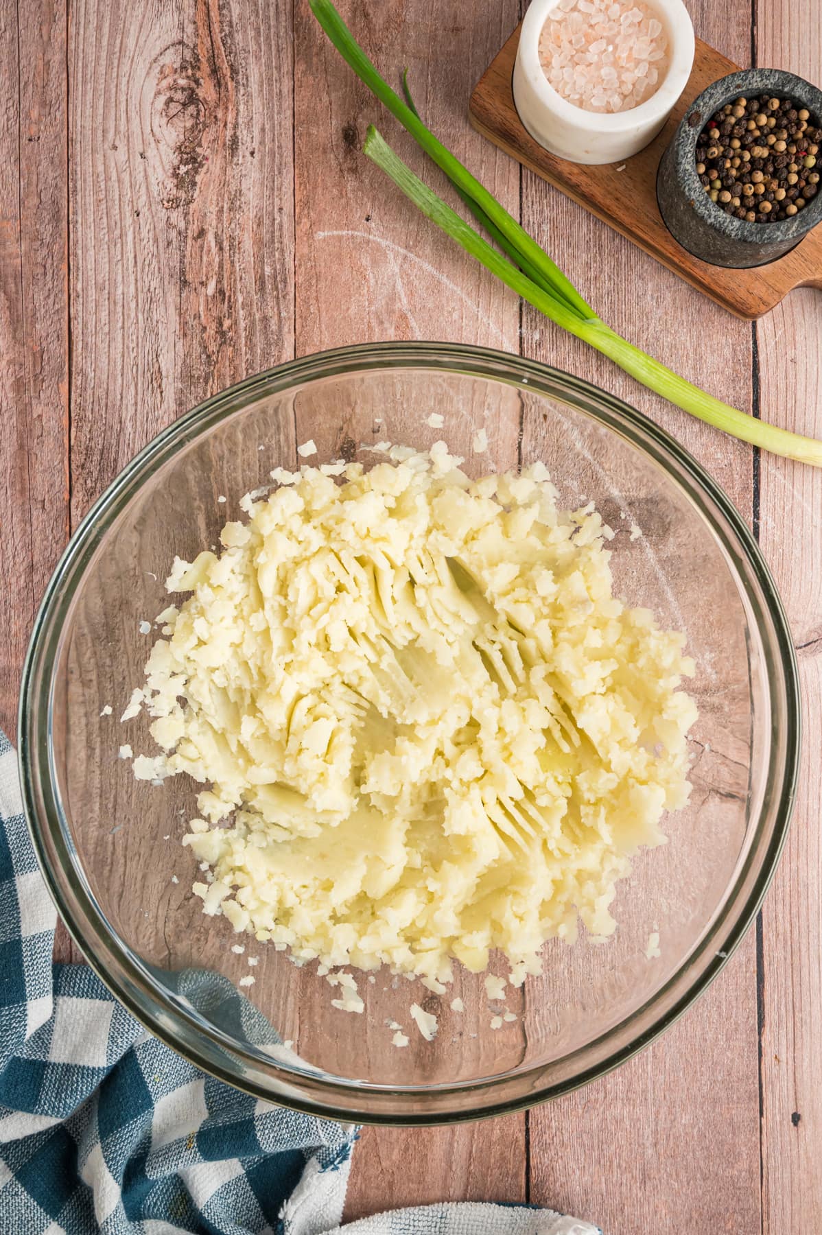 potatoes mashed in glass bowl