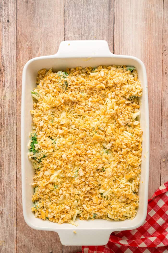 Ritz cracker topping on top of the shredded cheese