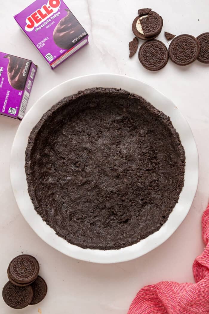 With a smooth, creamy filling in an Oreo crust, this Chocolate Pudding Pie is made in 15 minutes with 5 ingredients & 0 cooking or baking. Oreo crust in a pie dish