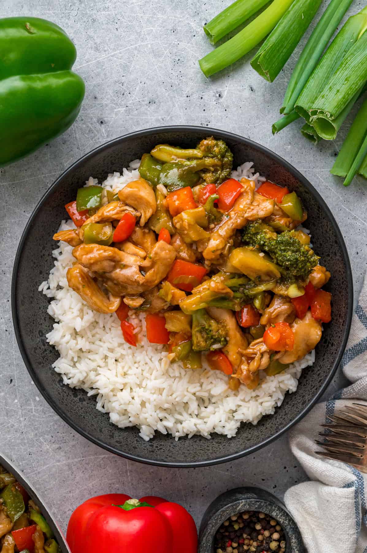 A plate of Hunan chicken and white rice