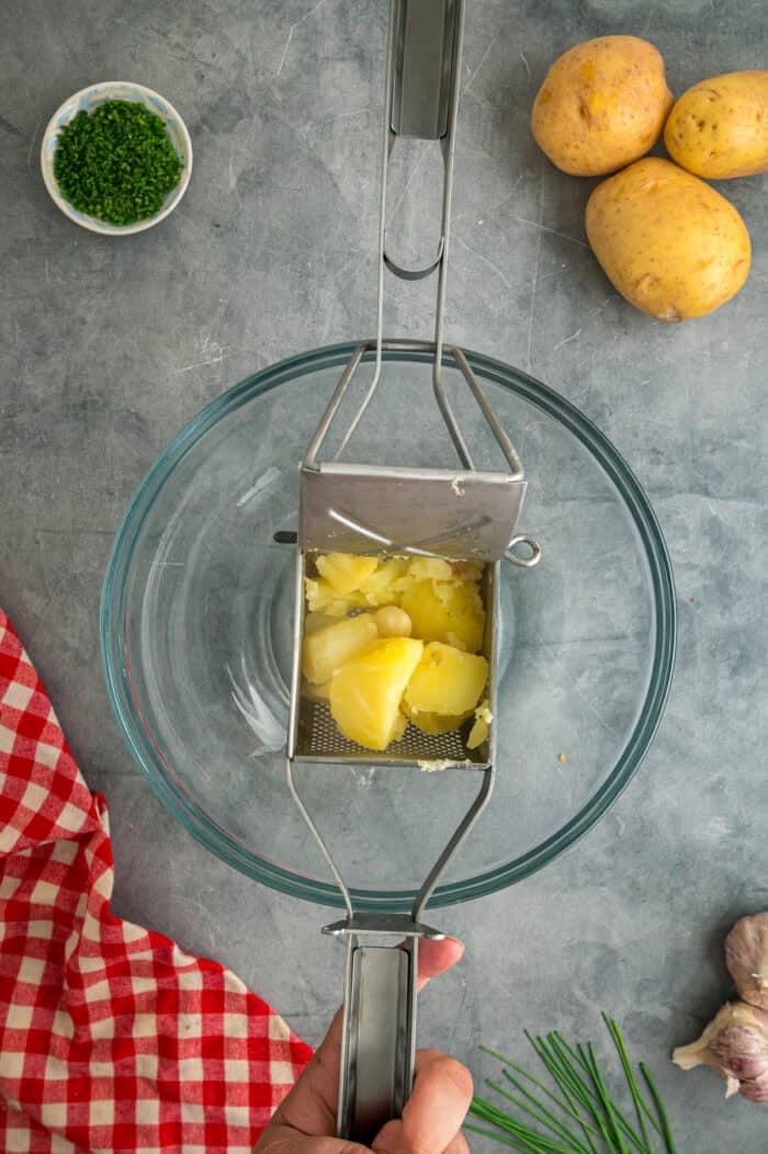 Ricing boiled potatoes