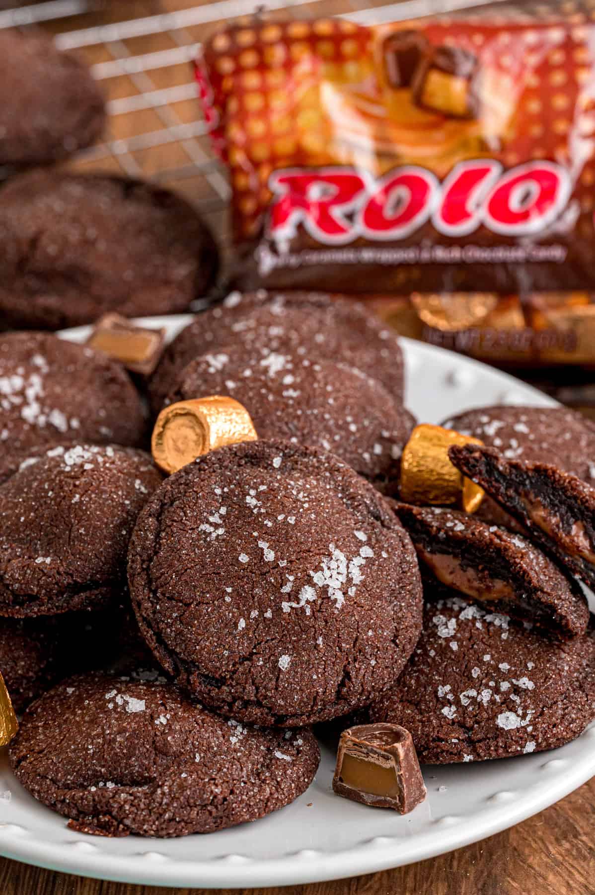 A plate of Rolo cookies
