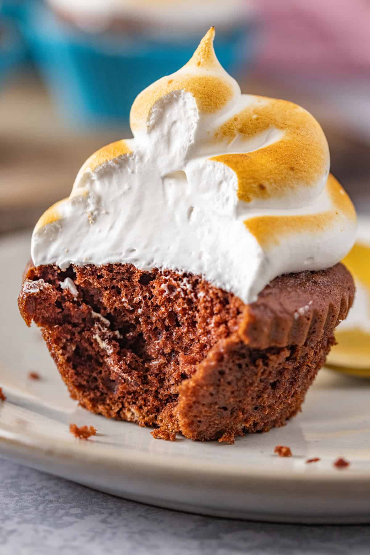 Light and fluffy just like a marshmallow, this Marshmallow Frosting recipe takes just 5 ingredients and 10 minutes to prepare. A cupcake topped with toasted marshmallow frosting cut in half