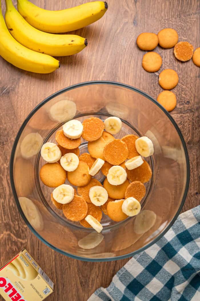 With light, airy layers of pudding, fresh banana slices, and Nilla wafers, this Magnolia Bakery Banana Pudding Recipe is an exact copycat. Banana slices and Nilla wafers in the bottom of a trifle dish
