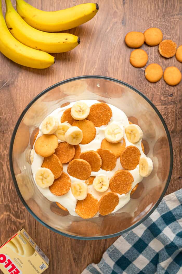 With light, airy layers of pudding, fresh banana slices, and Nilla wafers, this Magnolia Bakery Banana Pudding Recipe is an exact copycat. Nilla wafers and banana slices on top of pudding in a trifle dish