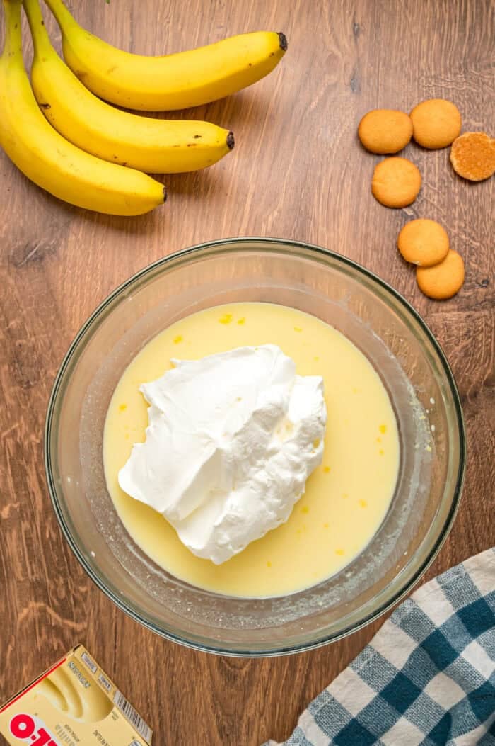 With light, airy layers of pudding, fresh banana slices, and Nilla wafers, this Magnolia Bakery Banana Pudding Recipe is an exact copycat. Whipped cream added to vanilla pudding