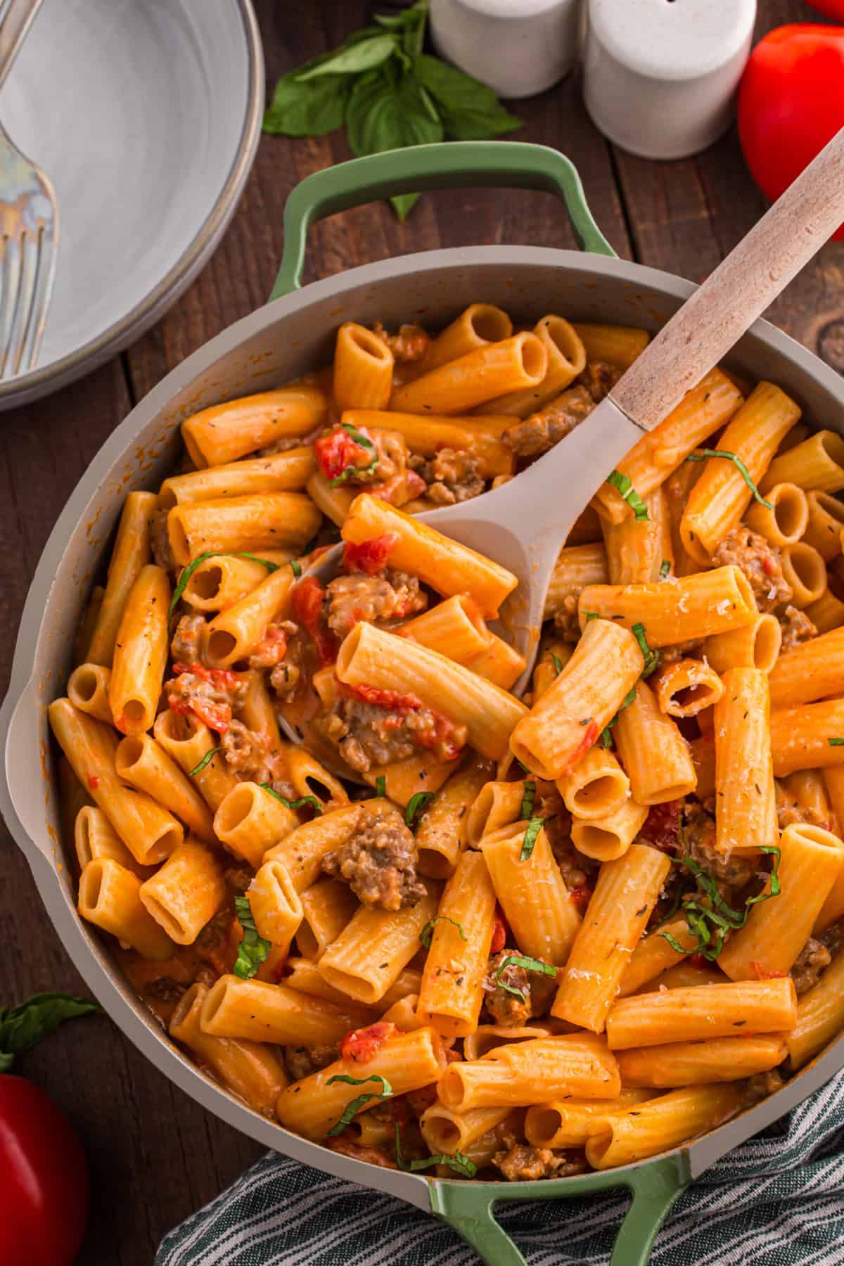 Italian Sausage Pasta is ready in just 30 minutes with a handful of ingredients. Creamy, decadent, and flavorful! Creamy Italian Sausage Pasta pan